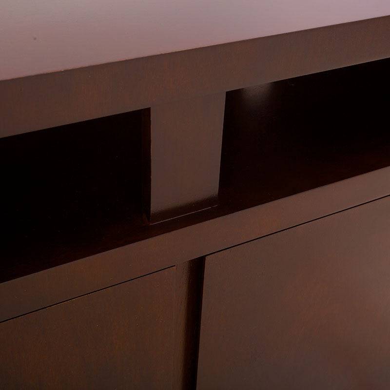 Mueble para TV Tamayo de Deurope en acabado wengué, madera de caoba, frente de 120 cm, altura de 70 cm, fondo de 30 cm.