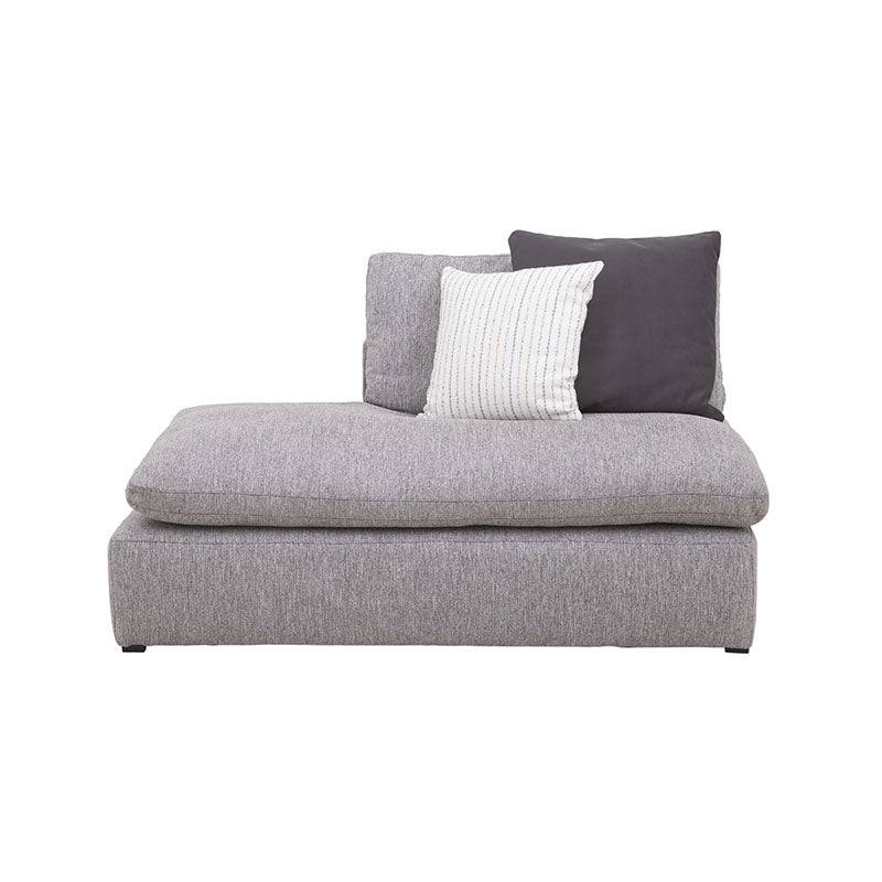 Sillón central de sala Nube de Deurope con banca en tela beige, estructura de madera de pino, frente y vista lateral.