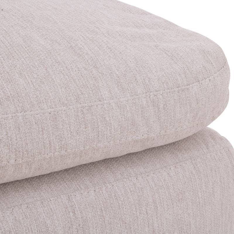 Sillón central y banca de módulo de sala Nube de Deurope en tela beige, con estructura de madera de pino y textura suave.