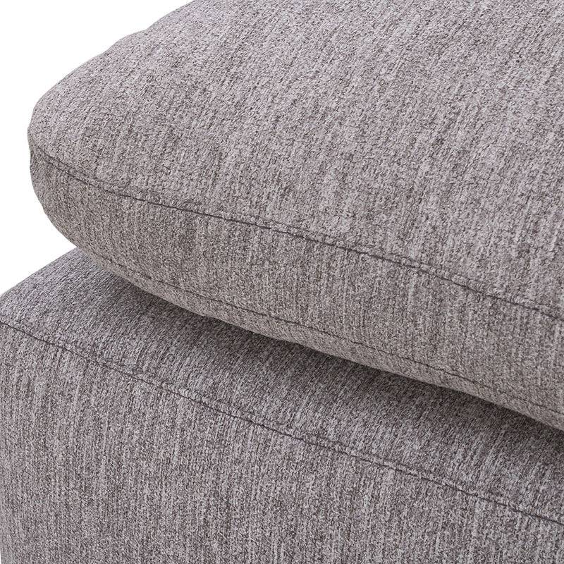 Sillón central de la sala Nube de Deurope con banca, tapizado en tela plana con textura suave, estructura de madera de pino.