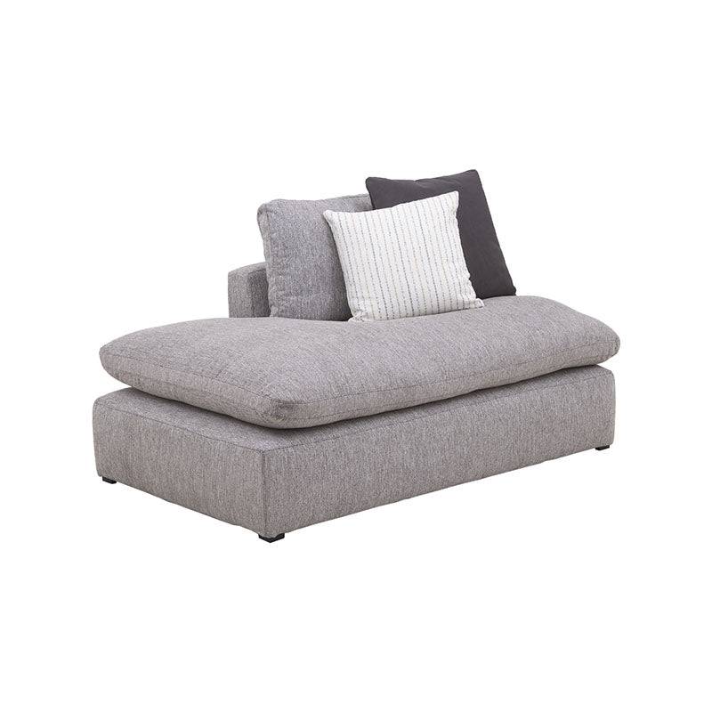 Sillón central de la sala Nube de Deurope, en tela beige con textura suave y base de madera de pino, junto a la banca.
