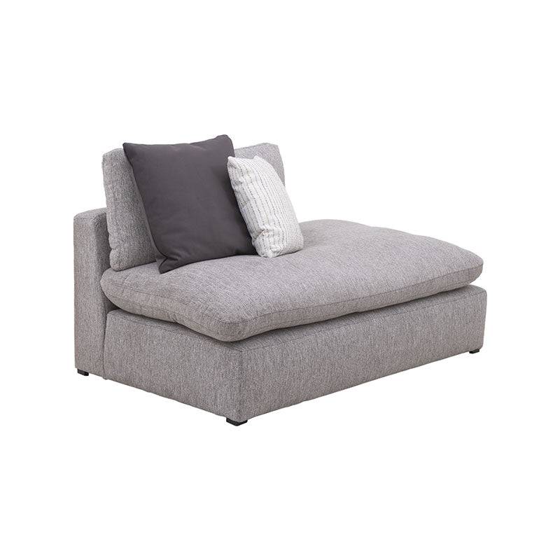 Sillón central de sala Nube de Deurope, en tela beige con textura suave y base de madera de pino, junto a la banca.