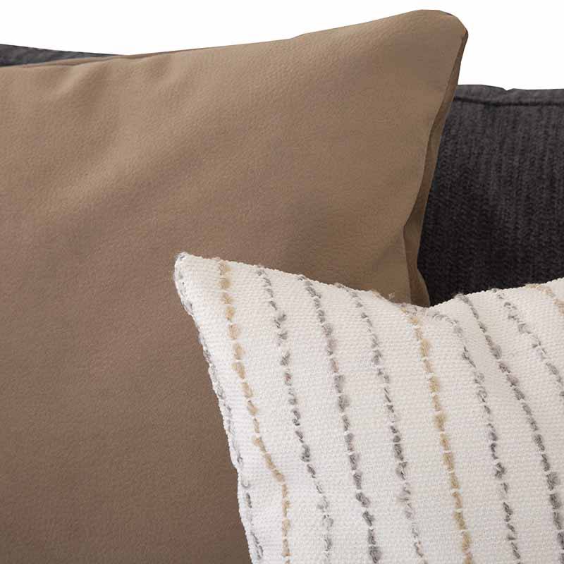 Sillón central y banca de módulo de sala Nube de Deurope en tela beige con estructura de madera de pino, frente, vista frontal.