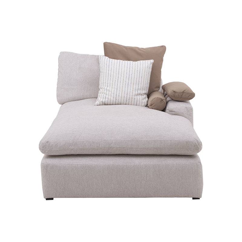 Sala con chaise Nube de Deurope en tela beige, vista frontal con estructura de madera y textura suave, dimensiones aproximadas.