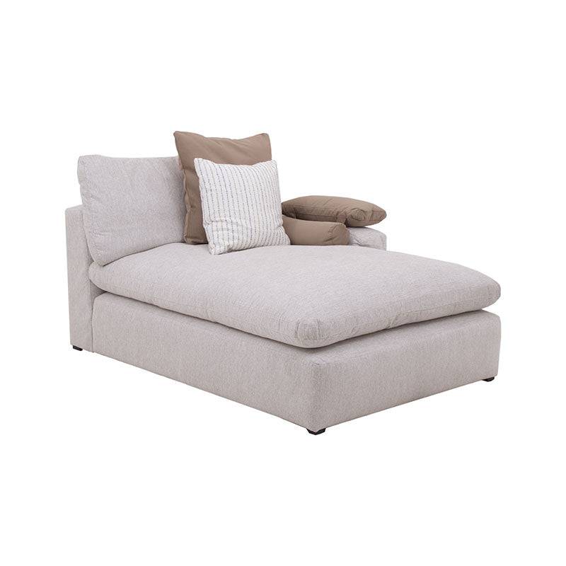 Sala con chaise Nube de Deurope en tela beige, con estructura de madera de pino y textura suave, vista frontal.