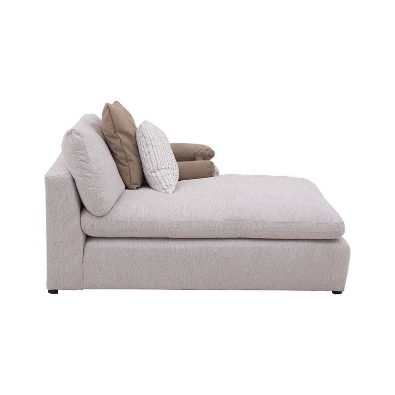 Sala Nube con chaise de color beige, sofá con estructura de madera de pino y tejido plano suave, vista frontal.