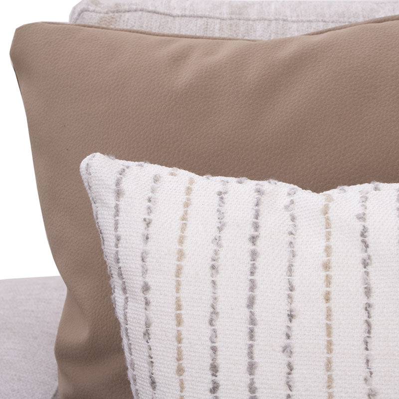 Sala Nube Chaise de color beige con estructura de madera, tela suave y diseño moderno, vista frontal.