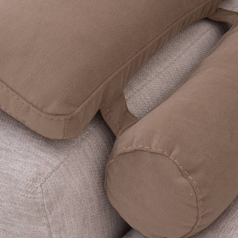 Sala Nube Chaise de color beige con estructura de madera de pino y tela tejida suave, vista frontal de 116 cm de alto y 173 cm de fondo.