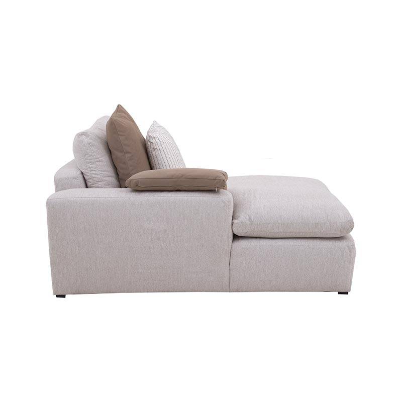 Sala Nube con chaise de Deurope, sofá beige de tela tejida con textura suave, estructura de madera de pino, frente desde la vista derecha.