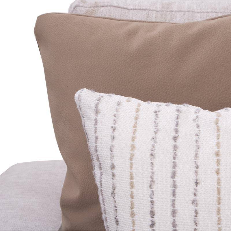 Sala Nube Chaise de color beige con diseño moderno, tejido plano y estructura de madera de pino, vista frontal.