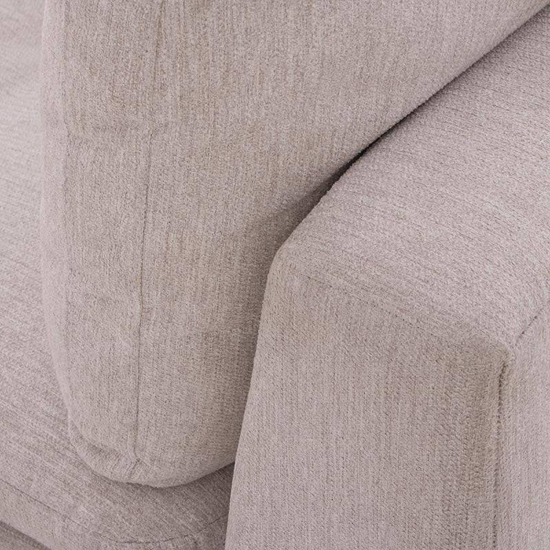 Sala Nube Chaise de color beige con tapizado de tela plana y textura suave, estructura de madera de pino, vista frontal.