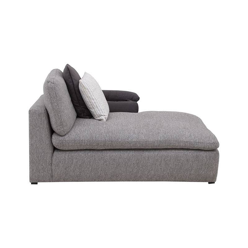 Sala Nube Chaise deoupe con estructura de madera, tapizado en tela beige con textura suave y chaise larga, vista frontal.