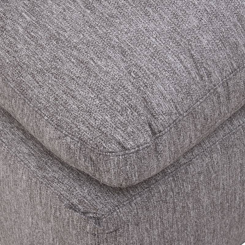 Sala Nube Chaise de color beige con tapizado de tela suave y estructura de madera de pino, vista frontal en un espacio moderno