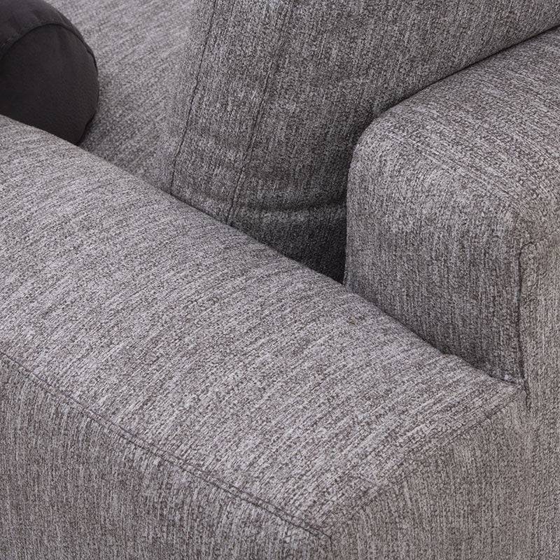 Sala Nube Chaise de superficie beige con estructura de madera de pino, respaldo cómodo y textura suave en tela tejida plana.