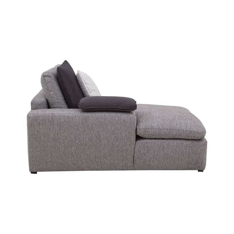 Sala Nube chaise en color beige de tejido plano con textura suave y estructura de madera de pino, vista frontal.