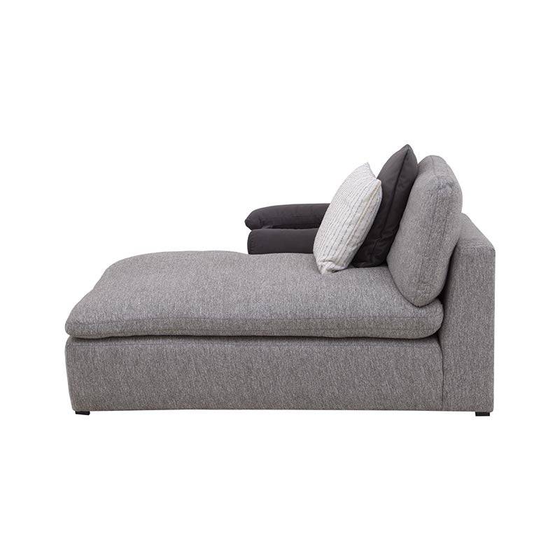 Sala Nube chaise de couleur beige, con estructura de madera de pino y tela de tejido plano con textura suave, vista frontal.