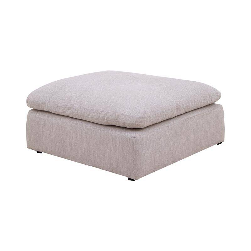 Sala Nube deurope.com.mx con taburete en tela beige, estructura de madera de pino, tamaño 103x50 cm, con textura suave y moderna.