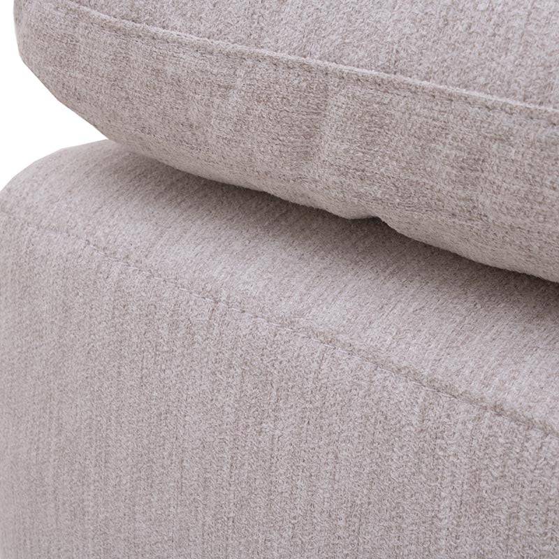 Sala Nube de estilo moderno con taburete de tela plana y textura suave, estructura de madera de pino en color beige.
