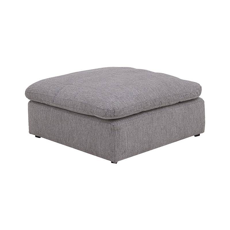 Sala Nube deurope.com.mx, sala en tonos beige con taburete, tela tejida con textura suave y estructura de madera de pino.