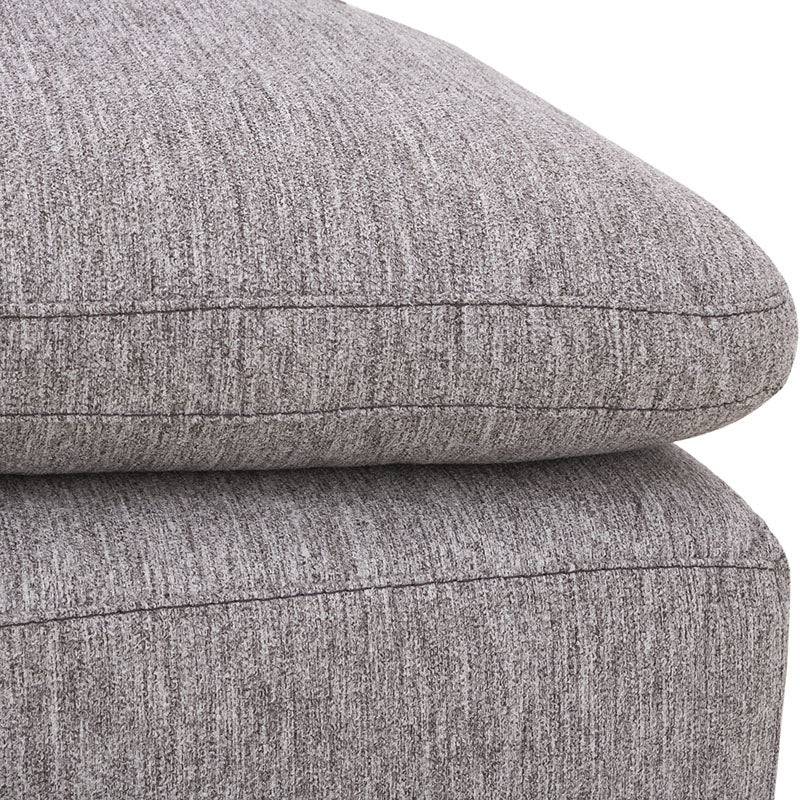 Sillón central de la sala Nube de Deurope, en tela beige con textura suave y estructura de madera de pino.