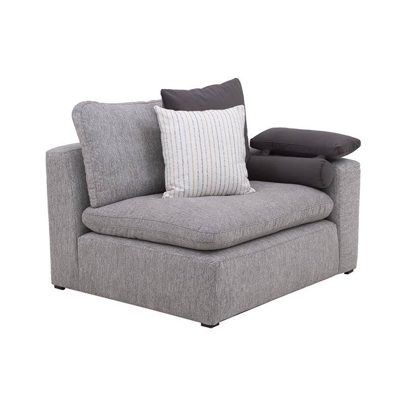 Sillón lateral de sala Nube de Deurope en tela beige con textura suave y estructura de madera de pino.