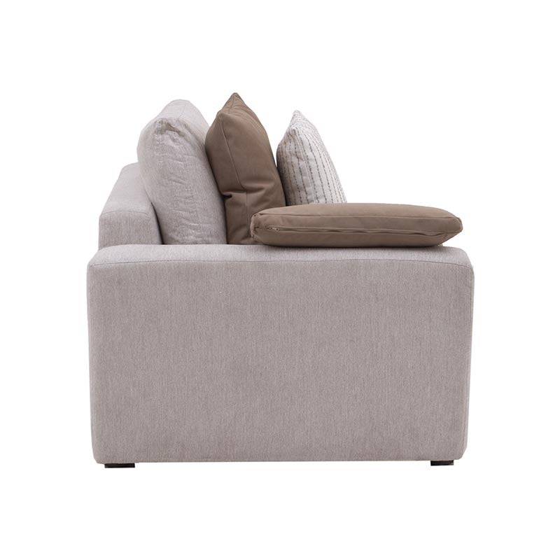 Sillón lateral de sala Nube de Deurope en tela beige con brazo derecho, estructura de madera de pino, con textura suave.
