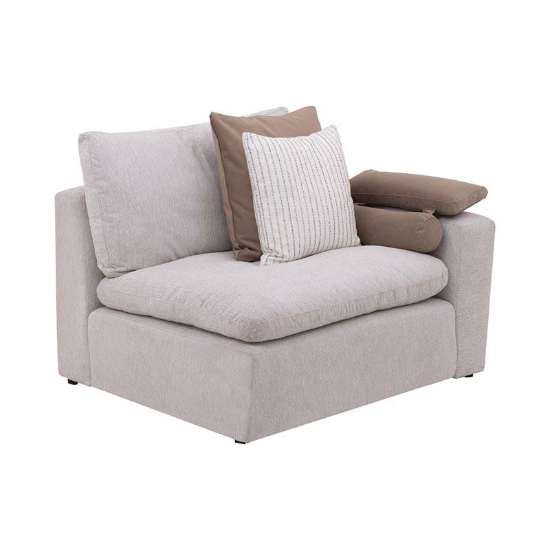 Sillón lateral de sala Nube deurope en tela beige, con brazo derecho y estructura de madera de pino, textura suave.