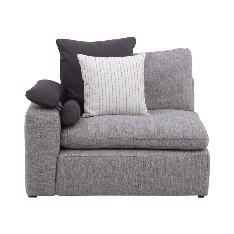 Sillón lateral de sala Nube de Deurope, en color beige, con estructura de madera de pino y tela de textura suave.