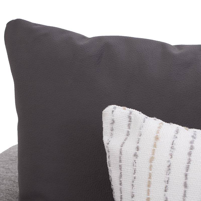 Sillón lateral de sala Nube de Deurope, en color beige, con estructura de madera de pino y tela de tejido plano con textura suave.