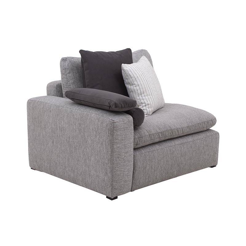 Sillón lateral de sala Nube de Deurope en tela beige con textura suave y estructura de madera de pino, vista frontal.