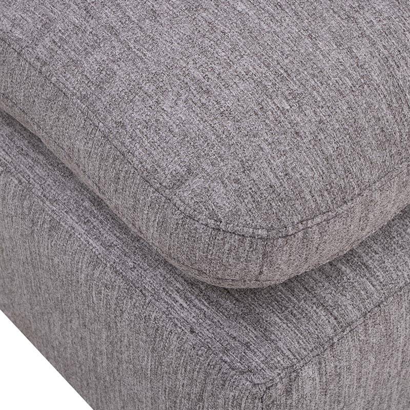 Sillón lateral de sala Nube de deurope.com.mx en tela beige con textura suave y estructura de madera de pino.