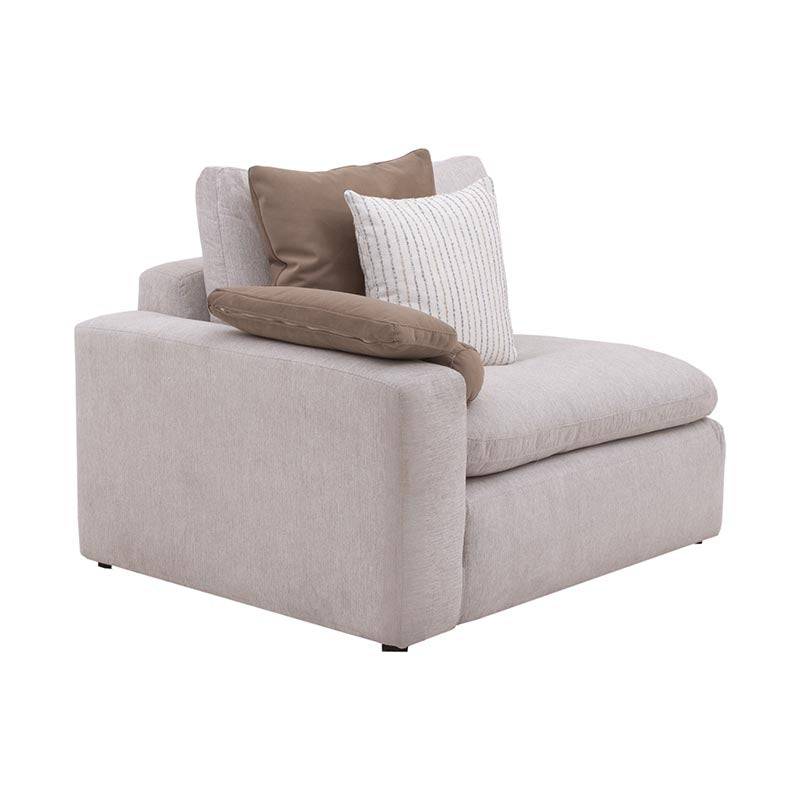 Sillón lateral de sala Nube de deurope.com.mx en tela beige con textura suave y estructura de madera de pino.