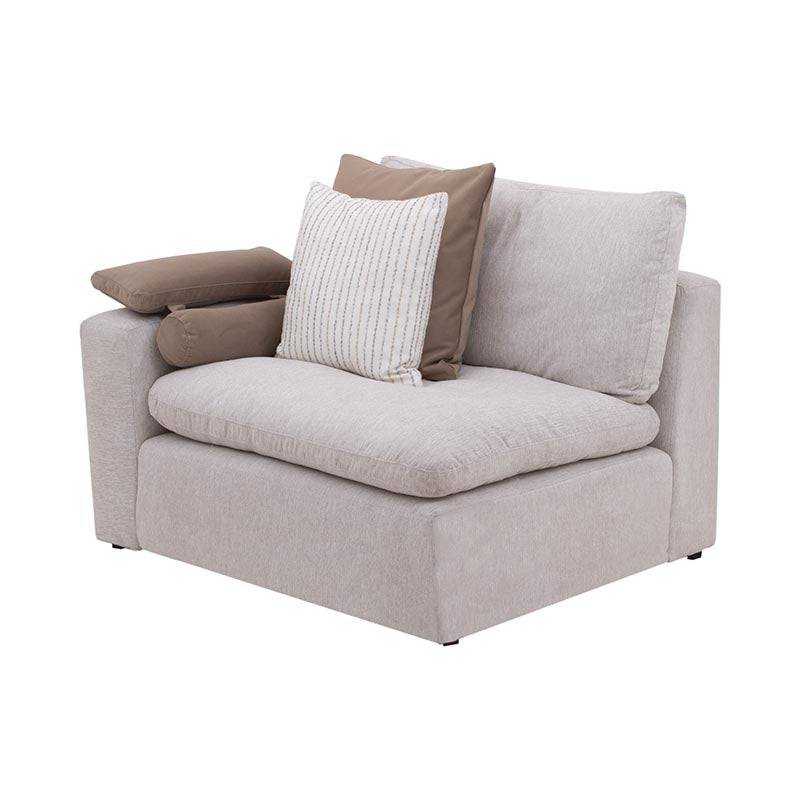 Sillón lateral individual de la sala Nube de Deurope, en tela beige con textura suave y estructura de madera de pino.