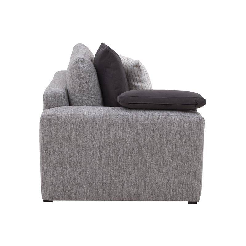 Sillón lateral de sala Nube de Deurope en tela beige con textura suave y estructura de madera de pino, vista frontal.