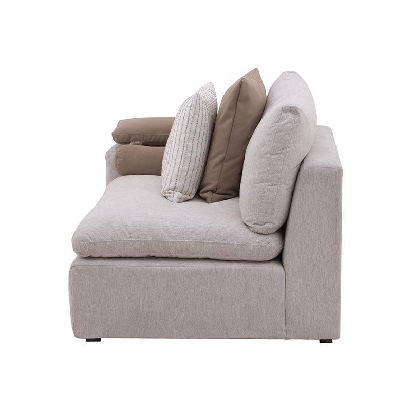 Sillón lateral de sala Nube de Deurope, en tela beige con textura suave y estructura de madera de pino, vista frontal.