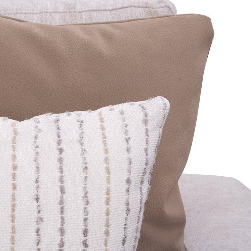 Sillón lateral de la sala Nube deeperue.com.mx, con estructura de madera de pino, tapizado en tela beige con textura suave.