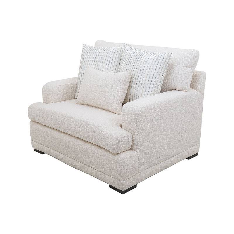 Sillón Oliver de color blanco con textura afelpada, tejido plano, en sala moderna, con dimensiones de 123x97x107 cm.