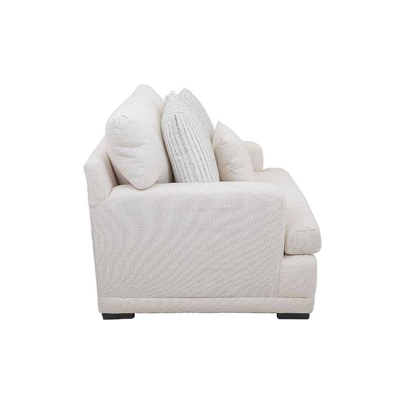 Sillón Oliver de color blanco con tejido plano y textura afelpada, con dimensiones de 123 cm de alto, 97 cm de ancho y 107 cm de fondo.