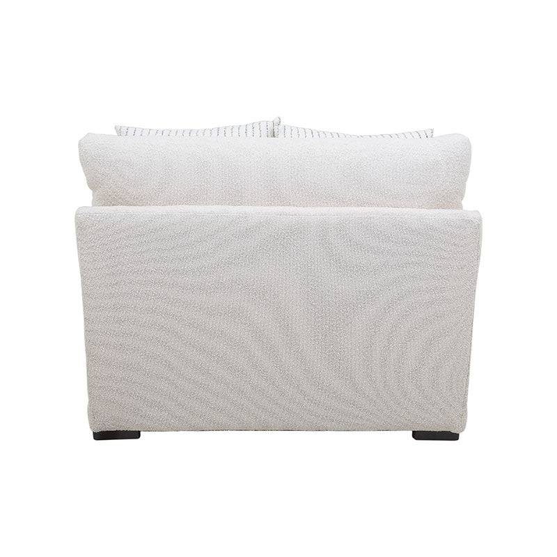 Sillón Oliver de color blanco con textura afelpada, estructura de tela plana, mediana altura y dimensiones aproximadas de 123x97x107 cm.