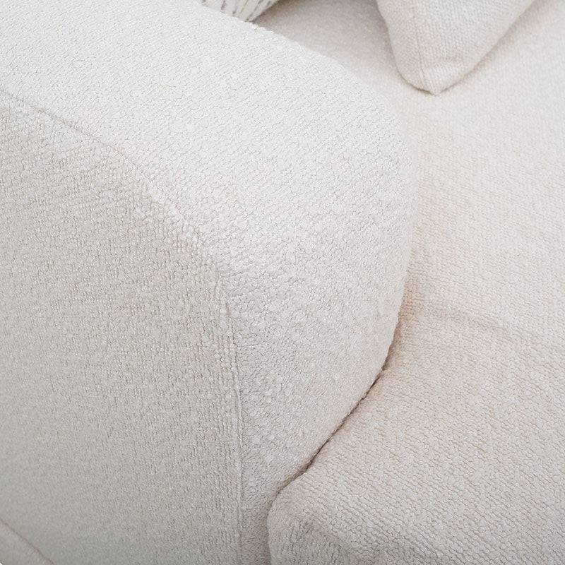 Sillón Oliver de tejido plano con textura afelpada en color blanco, con respaldo y asiento acolchados, dimensiones 123x97x107 cm