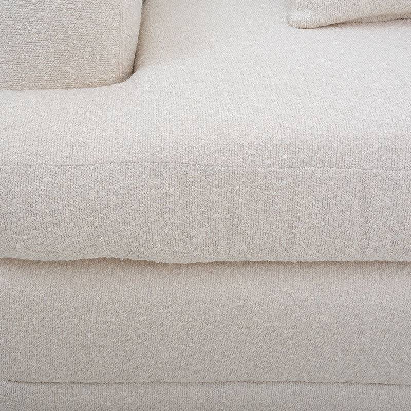 Sillón Oliver de color blanco con textura afelpada, marco de madera, asiento y respaldo acolchados, dimensiones 123x97x107 cm.