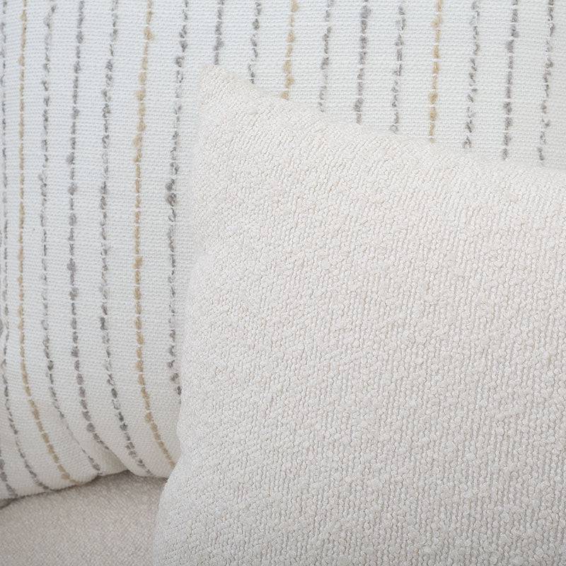 Sillón Oliver de color blanco con tejido plano y textura afelpada, con dimensiones de 123x97x107 cm, diseñado por deurope.com.mx