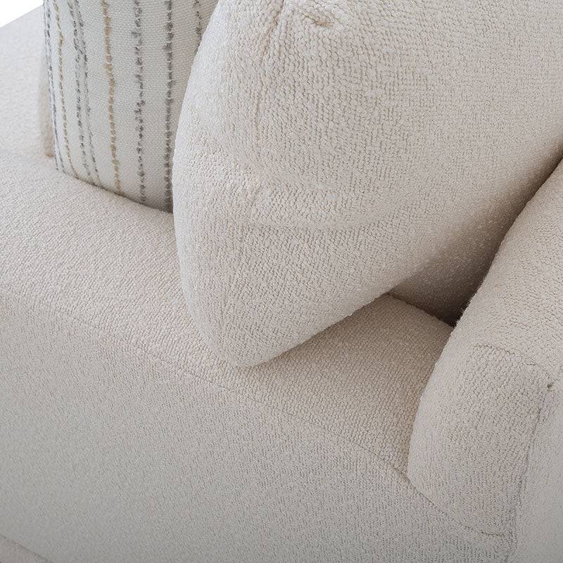 Sillón Oliver de color blanco con textura afelpada, estructura moderna, en una sala elegante, de Deurope.com.mx.