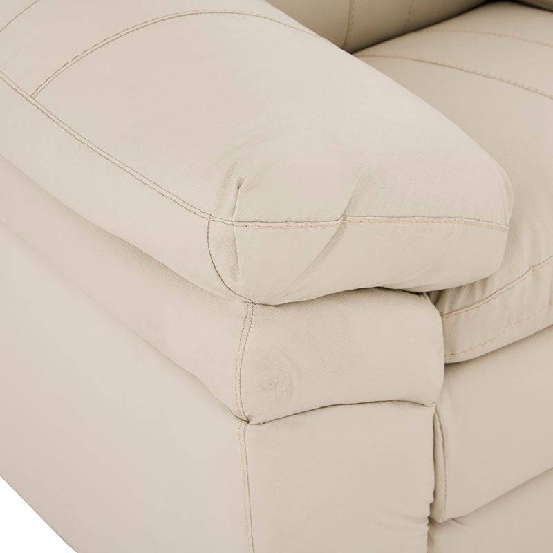 Juego de sala Marsella en color café latte con sofá, love seat y sillón de cuero con detalles de tacto suave, frente a la cámara.