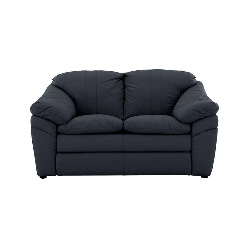 Juego de sala Marsella de cuero en tonos café latte con sofá, loveseat y sillón, en un ambiente moderno y elegante.