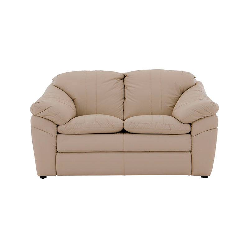 Juego de sala Marsella en cuero con sofá, love seat y sillón en color café latte, con detalles elegantes y dimensiones variadas.