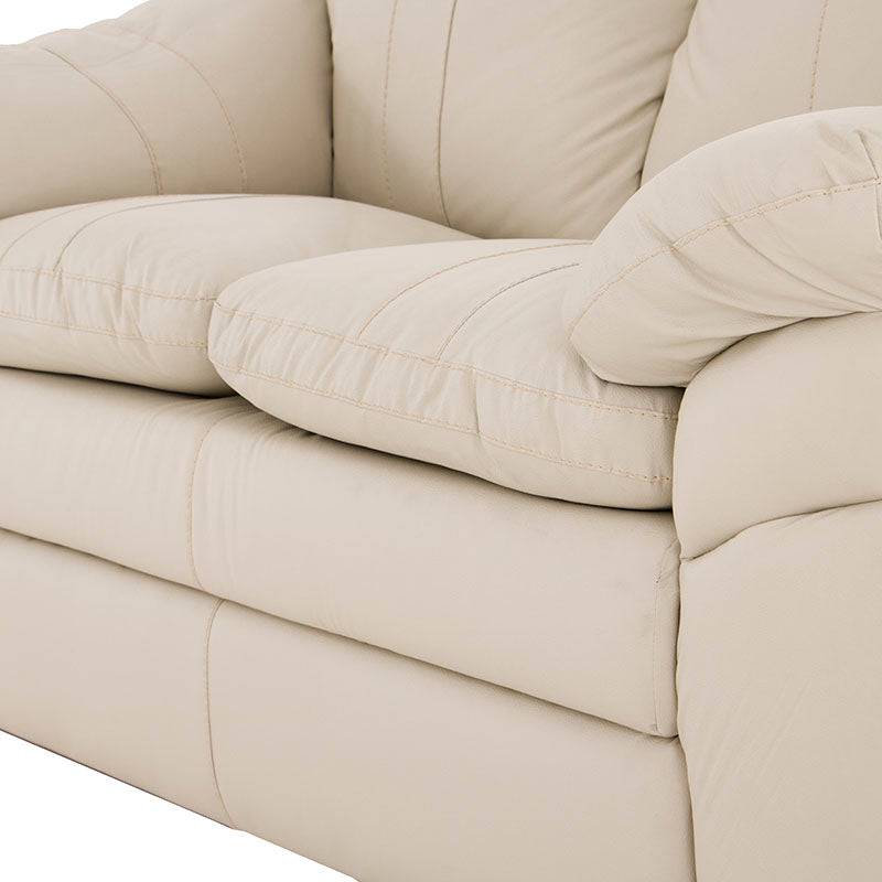 Juego de sala Marsella en cuero con sofá, love seat y sillón en tono café latte, con detalles en piel tacto suave y elegante.