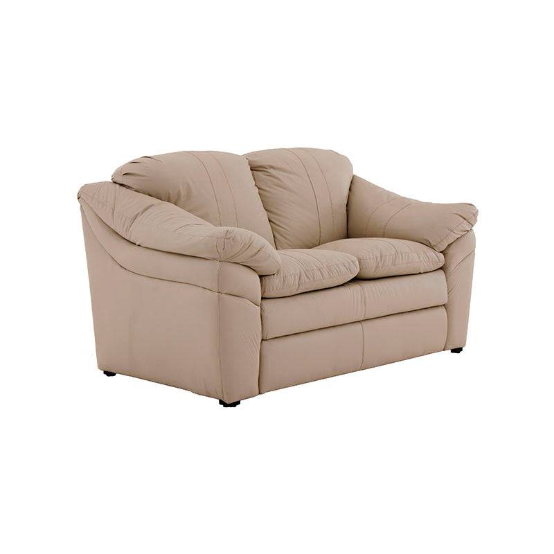Juego de sala Marsella de cuero en color café latte con sofá, loveseat y sillón, con estructura moderna y detalles elegantes.