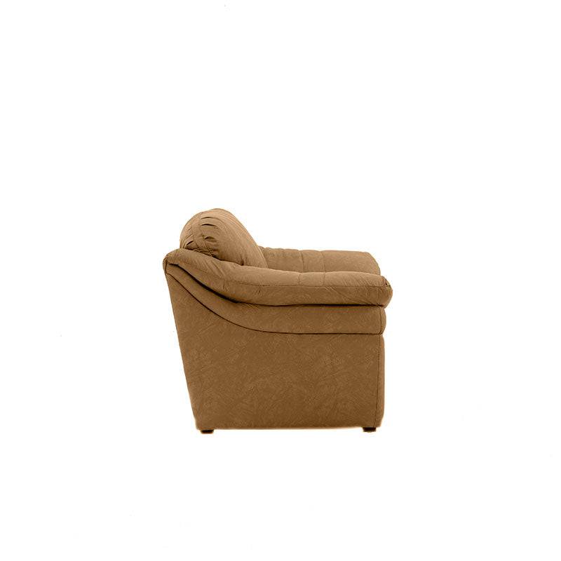Juego de sala Marsella de cuero en color café latte, incluye sofá, loveseat y sillón con estructura moderna y detalles elegantes.