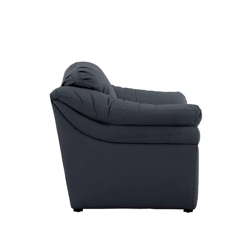 Juego de sala Marsella de cuero en tono café latte con sofá, love seat y sillón, mostrados en un ambiente moderno.
